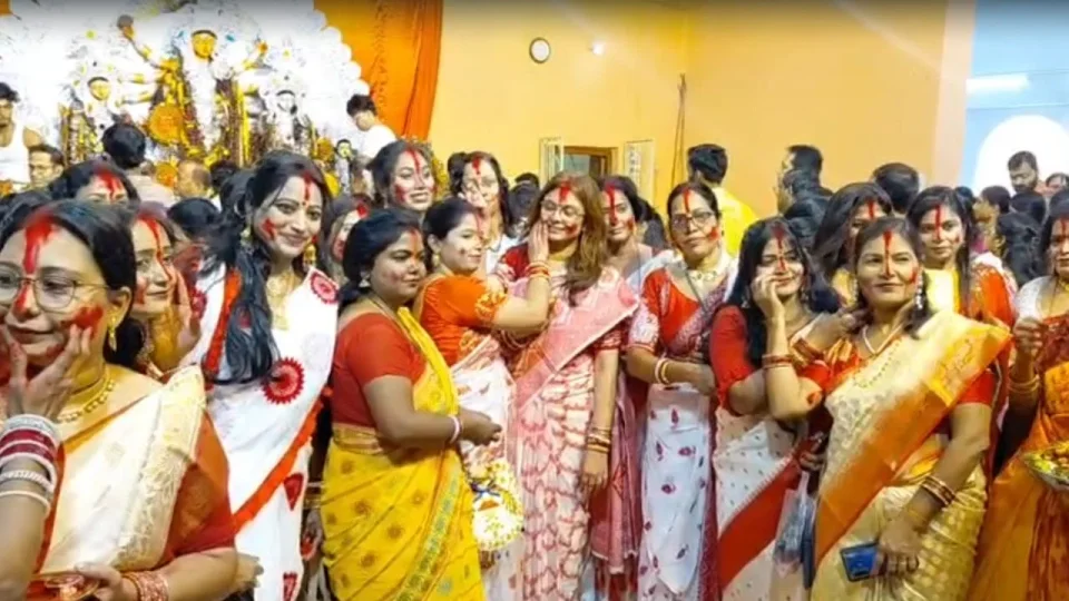 हरि मंदिर सिंदूर खेला।