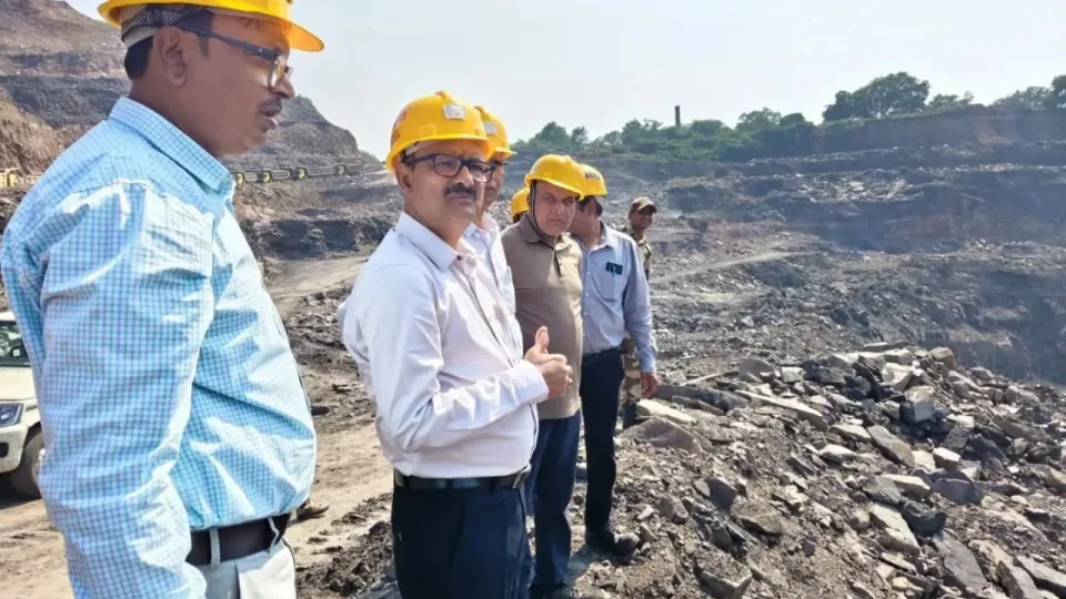 Dhanbad News: कोयला उत्पादन में देरी बर्दाश्त नहीं, BCCL CMD ने दिए सख्त निर्देश