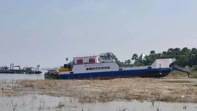 Bhagalpur : 5 दिनों से गंगा में फंसा MV राजेंद्र प्रसाद, अब एयरबैग से रेस्क्यू