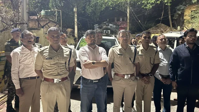 धनबाद मंडल कारा में देर रात DC-SSP की औचक छापेमारी, खैनी-चूना और पेन बरामद