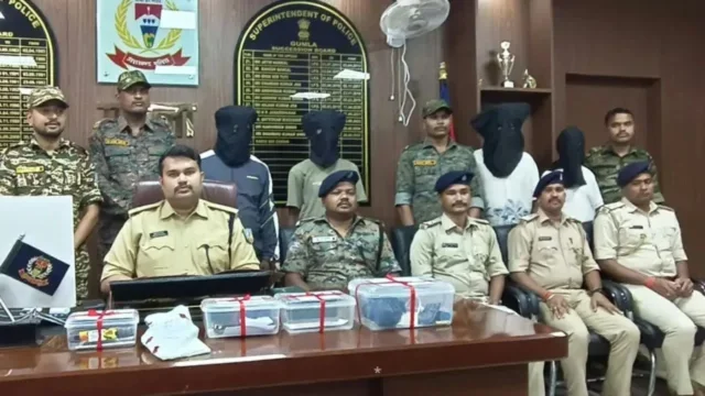 गुमला : PLFI जोनल कमांडर विश्राम कोंगाडी समेत 4 उग्रवादी गिरफ्तार, हथियार बरामद