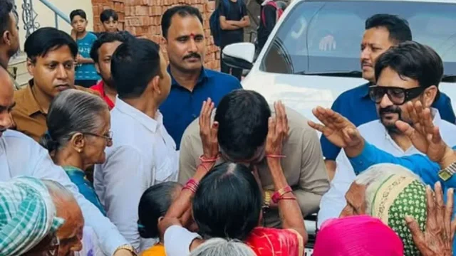 बुजुर्ग महिला ने मेयर संजीव सिंह को दिया आशीर्वाद, भावुक कर गया वासेपुर का यह पल