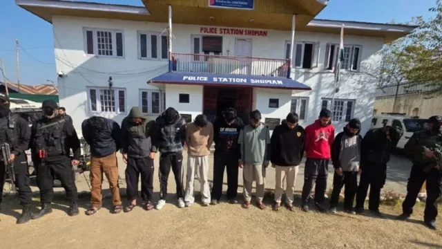 शोपियां में आतंकी फंडिंग मॉड्यूल का भंडाफोड़, लश्कर-TRF के 10 मददगार गिरफ्तार