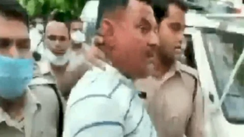 यूपी:रोड पर अचानक आये गाय-भैंस को बचाने में पलट गई गाड़ी, सेल्फ डिफेंस में पुलिस ने विकास को मार गिराया:STF