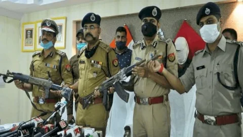 यूपी: कानपुर में 50 हजार का इनामी शशिकांत अरेस्ट,  विकास दुबे के घर से एके-47 राइफल बरामद