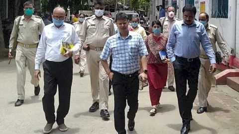 धनबाद: डीसी ने समाहणालय व अनुमंडल ऑफिस का निरीक्षण किया वर्क कल्चर में बदलाव पर जोर 