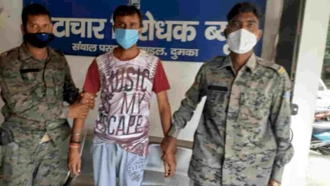 झारखंड: ACB ने पाकुड़ में मनरेगा के जूनियर इंजीनियर को 30 हजार रुपये घुस लेते दबोचा