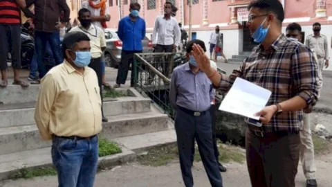 धनबाद: डीसी ने  झरिया कंटेनमेंट जोन का औचक निरीक्षण किया