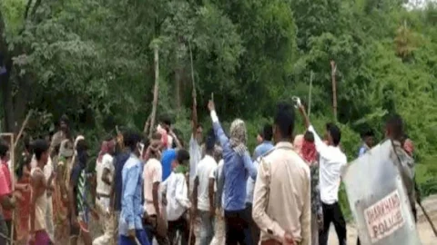धनबाद:कोरोना संक्रमित मृत की बॉडी अंत्येष्टि के लिए बलियापुर में श्मशान निर्माण पर बवाल, पुलिस और ग्रामीणों के बीच झड़प 