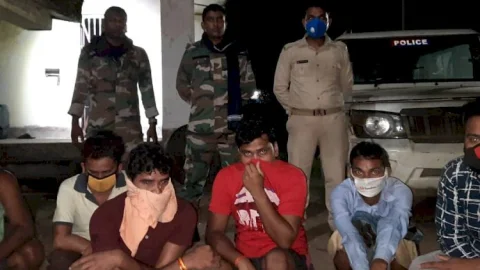 धनबाद: पुलिस ने गोविंदपुर से आठ साइबर क्रिमिनलों को दबोचा, 23 मोबाइल फोन व 66 अलग-अलग कंपनी के सिम कार्ड बरामद