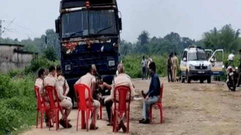 धनबाद: पुलिस सुरक्षा के बीच कोरोना पेसेंट की डेड बॉडी की अंतिम संस्कार के लिए आमझर में हुआ शमशान का निर्माण 