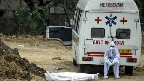 धनबाद: प्रशासन ने आधी रात में बलिायपुर में तीन बॉडी को दफनाया