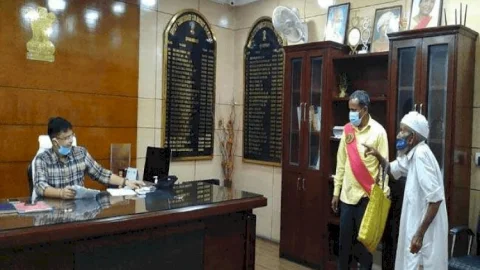धनबाद: डीसी के जनता दरबार में 80 वर्षीय मनोवर खान, 70 साल के गोविंद विश्वकर्मा व दिव्यांग विजय की समस्या का त्वरित  निष्पादन 