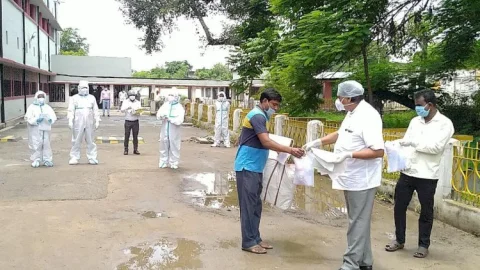 धनबाद: 22 लोगों ने दी कोरोना को मात, DC ने शुभकामनाओं के साथ दी विदाई