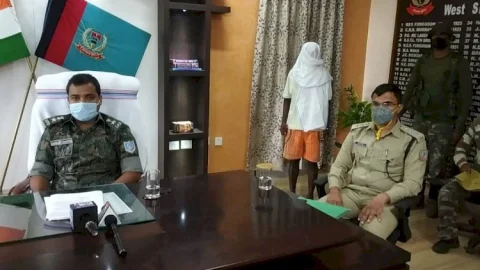 चाईबासा : भाकापा माओवादी एक्टिव मेंबर परगना बोयपाई समेत तीन अरेस्ट,देशी कट्टा, गोली, पोस्टर आदि बरामद