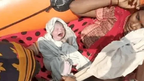 बिहार: बाढ़ प्रभावित पूर्वी चंपारण में NDRF की बोट पर महिला ने दिया बच्ची को जन्म