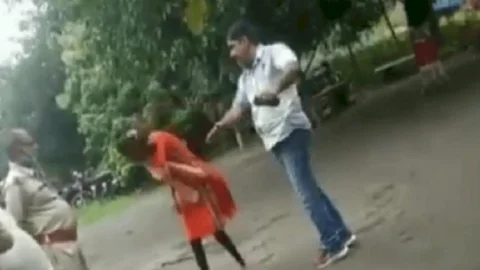 साहिबगंज : बरहेट पुलिस स्टेशन में लड़की की पिटाई,  वीडीओ वायरल, ऑफिसर इंचार्ज हरीश पाठक सस्पेंड (देखें VIDEO)