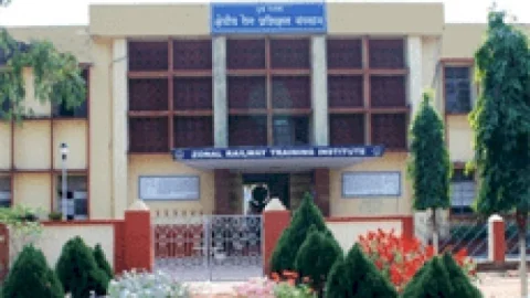 धनबाद: भूली रिजनल रेलवे ट्रेनिंग इंस्टीच्युट में तैयार किया जायेगा डेडीकेटेड कोविड हेल्थ सेंटर: डीसी, 10 डॉक्टरों की प्रतिनियुक्ति 
