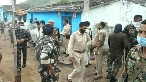 धनबाद: नार्थ तिसरा में वर्चस्व को लेकर सिंह मेंशन व रघुकुल समर्थकों में हिंसक झड़प, एएसआइ समेत पांच घायल 