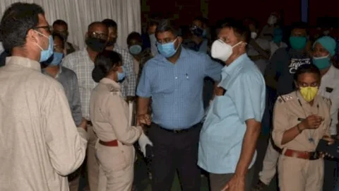 धनबाद :कोरोना टेस्ट में देर होने पर पुलिसकर्मियों ने PMCH में स्टाफ के साथ मारपीट की, CCTV में कैद हुई पूरी घटना