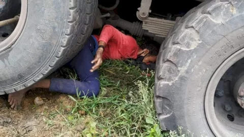 धनबाद: पुटकी में हाईवा के नीचे आया 11 वीं का स्टूडेंट, सकुशल बाहर निकला