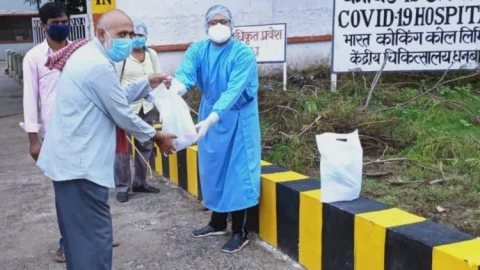 धनबाद: 65 वर्षीय बुजुर्ग सहित पांच पेसेंट कोविड-19 हॉस्पीटल से हुए डिस्चार्ज, 14 दिन होम क्वारंटाइन में रहेंगे