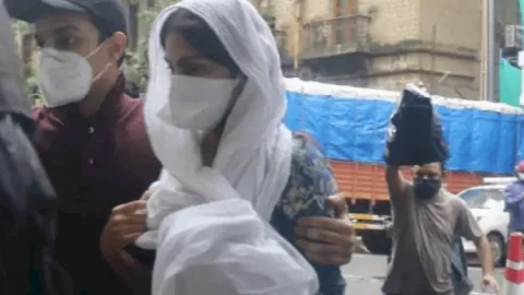 मुंबई: सुशांत सिंह राजपूत मौत केसः ED ने रिया चक्रवर्ती से नौ घंटे तक की पूछताछ, पटना पुलिस ने सीबीआइ को सौंपे कागजात