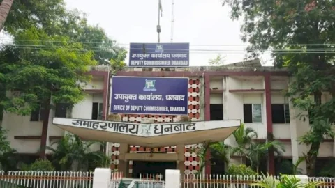 धनबाद: कोरोना पॉजिटिव रिटायर्ड बैंक स्टाफ होम आइसोलेशन का आवेदन लेकर डीसी ऑफिस पहुंचे,  मचा हड़कंप