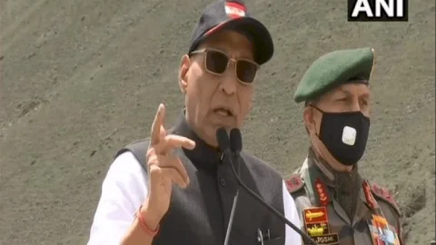 नई दिल्ली: अब रक्षा क्षेत्र में आत्मरनिर्भर बनेगा इंडिया, देश में ही बनेंगे 101 उपकरण,डिफेंस मिनिस्टर राजनाथ सिंह ने किया ऐलान