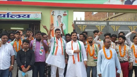 धनबाद वासेपुर में दो दर्जन कार्यकर्ता कांग्रेस में शामिल, AICC मेंबर संतोष कुमार सिंह का भव्य स्वागत 