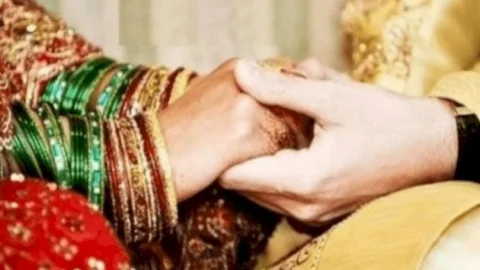 बिहार: मुजफ्फरपुर में अनोखा निकाह, बाढ़ में नाव पर आया दूल्हा, पानी में बारातियों का डीजे डांस