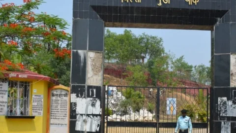 धनबाद लॉकडाउन के बाद से Birsa Munda Park में बिठाकर दिया जा रहा था सुरक्षा गार्डों को वेतन, डीएमसी कमिश्नर ने हटाया