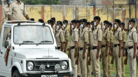 धनबाद: Independence Day 2020: सोशल डिस्टैंसिंग के साथ  फुल ड्रेस रिहर्सल, प्रभारी एसएसपी ने ली सलामी