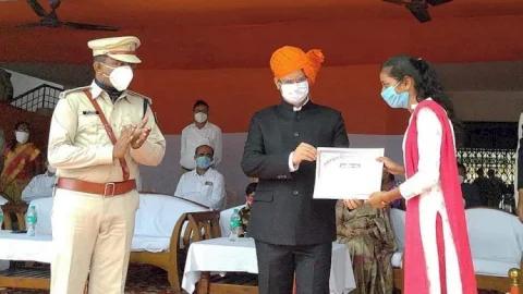 धनबाद: स्वतंत्रता दिवस समारोह में सम्मानित किये गये  इंटर व मैट्रिक के टॉपर