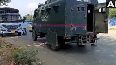 जम्मू-कश्मीर: बारामुला में सीआरपीएफ-पुलिस नाका पार्टी पर हमला, दो आतंकी ढेर, एक एसपीओ, दो जवान भी शहीद