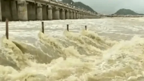 आंध्रप्रदेश में गोदावरी नदी उफनायी,लगभग 155 गांव बाढ़ के पानी में डूबे, 8000 लोग रिलीफ कैम्प भेजे गये