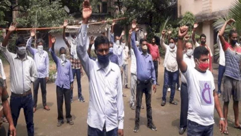 धनबाद: डीटीओ ने ओवर हाइट बिचाली गाड़ी से वसूला फाइन, आंदोलन पर उतरे व्यवसायी, चारा आपूर्ति ठप होने से पशुपालक परेशान