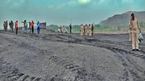 धनबाद: ऐना कोलयिरी में पुलिस की मौजूदगी हुई ट्रकों की लोडिंग, ड्रोन कैमरे से चप्पे-चप्पे पर रखी जा रही थी नजर