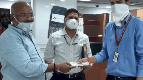 धनबाद: एक्सिस बैंक से कैशियर ने बीजेपी लीडर कृष्णा अग्रवाल को 50 हजार की जगह किया एक लाख का पेंमेंट, रकम मिली वापस