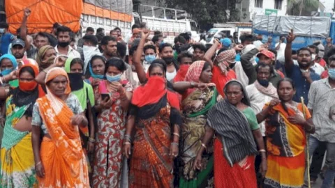 धनबाद: मर्डर के बाद बीजेपी लीडर सतीश सिंह कोरोना पॉजिटिव, परिजनों को बॉडी सौंपने की मांग को लेकर रोड जाम (देखें VIDEO)