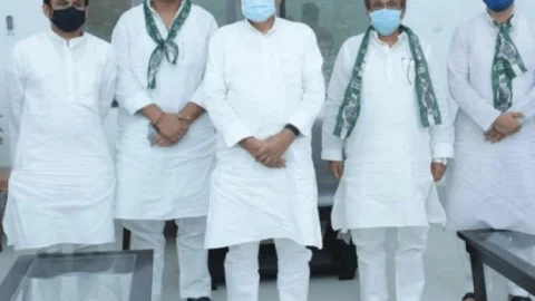 बिहार: विधानसभा चुनाव के पहले लालू को फिर झटका, समधी चंद्रिका राय सहित तीन MLA हुए JDU में शामिल