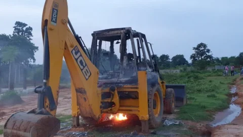 गिरिडीह: डुमरी में नक्सलियों ने मिक्सर मशीन व जेसीबी में आग लगायी