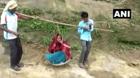 छत्तीसगढ़: मां और बच्चे को पालकी में बिठाकर छह किलोमीटर दूर एंबुलेंस तक पहुंचाया, नहीं है रोड