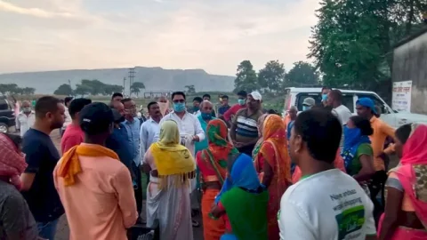 धनबाद: झारखंड कांग्रेस के सचिव रणविजय भटमुरना और आकाशकिनारी बस्ती पहुंचे, लोगो की समस्याओं से हुए अवगत