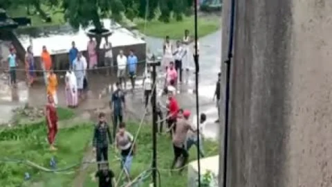धनबाद: सुदामडीह एनबीसीसी कॉलोनी अंबेडकर क्लब में शराब पीने से मना करने पर लोगों की पिटाई, पिस्टल लहराया
