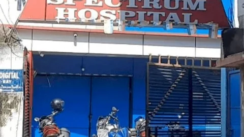 धनबाद: Spectrum Hospital के  Isolation Ward  में एडमिट महिला पेसेंट से रेप का प्रयास, परिजनों ने किया हंगामा, तोड़फोड़