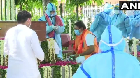 नई दिल्ली: पूर्व राष्ट्रपति प्रणब मुखर्जी पंचतत्व में विलीन, राजकीय सम्मान के साथ हुई अंत्योष्टि