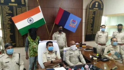 धनबाद: सतीश सिंह मर्डर केस में पुलिस को सफलता, शूटर का मददगार पिस्टल समेत अरेस्ट,  जेल गया