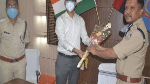 धनबाद: IPS असीम  विक्रांत मिंज ने धनबाद के पांचवें एसएसपी के रूप में पदभार संभाला, अखिलेश बी वारियर ने चार्ज सौंपा  (देखें VIDEO)