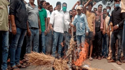 धनबाद: बीसीसीएल के नोटिस से भूली टाउनशिप में जनाक्रोश, बीटीए मैनेजर का पुतला दहन, रोड जाम